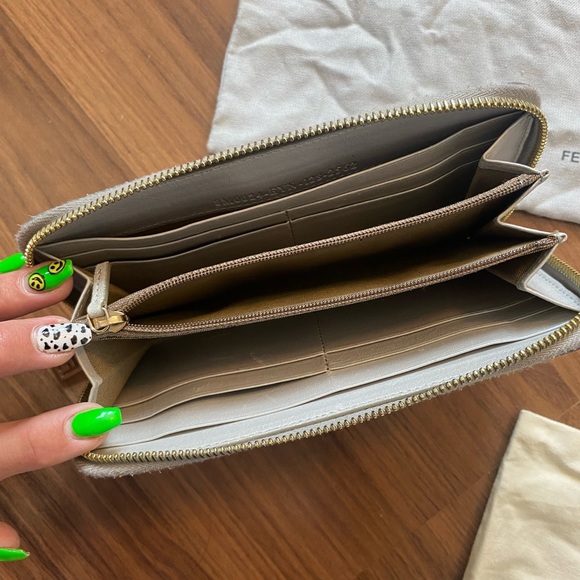 Fendi wallet, silver metallic leather with gold hardware - Picture 5 of 11